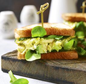 Geröstete Sandwiches mit Avocadocreme und Ei