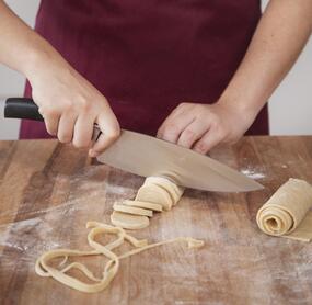 Selbst gemachter Nudelteig für Tagliatelle oder Pappardelle