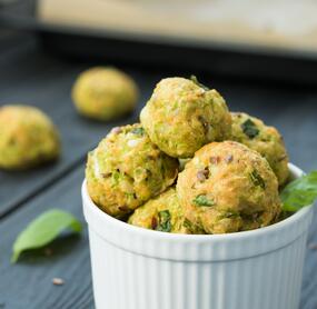 Goldbraun frittierte Zucchini-Feta-Bällchen