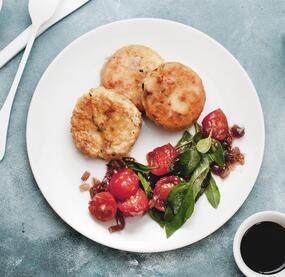 Gebratene Zucchinitaler mit Tomatensalat