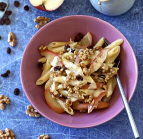 Apfel-Nuss-Penne mit Rosinen