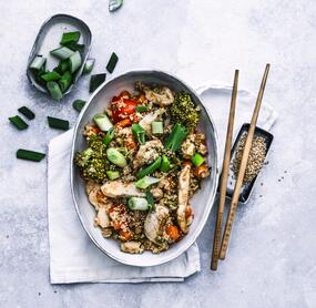 Asiatischer Bratreis mit Gemüse und Hähnchen