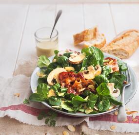 Feldsalat mit Mandeldressing, Champignons und Speck