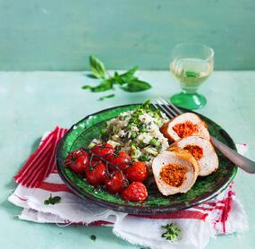 Gefüllte Hähnchenbrust mit mediterranem Risotto und Ofentomaten