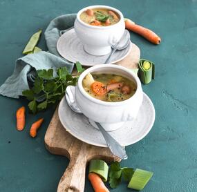 Klassischer Gemüseeintopf mit Wiener Würstchen