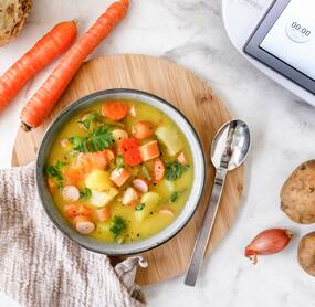 Klassischer Gemüseeintopf mit Wiener Würstchen