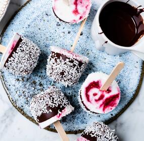 Kokoseis am Stiel mit Himbeerfüllung