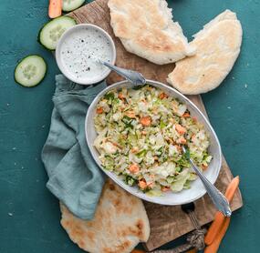 Krautsalat mit Pitabrot und Dip