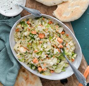 Krautsalat mit Pitabrot und Dip