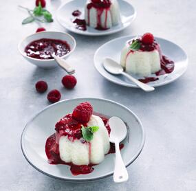 Dessert-Traum: Milchreis-Pannacotta mit Himbeerkompott