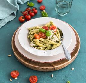 Nudeln mit Pesto und Pute