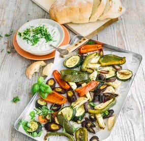 Ofengemüse mit Ciabatta und Kräuterquark