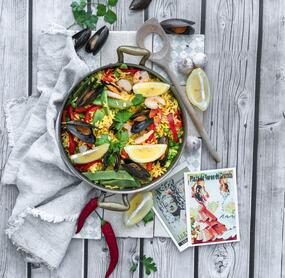 Paella mit Gemüse und Meeresfrüchten