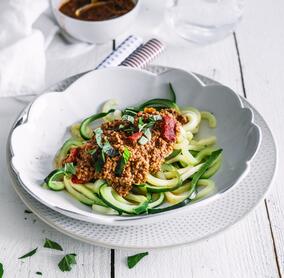 Zucchini-Nudeln mit Paprika-Bolognese