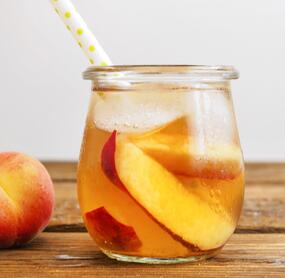Erfrischender Pfirsich-Eistee-Sirup