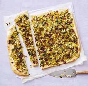 Deftiger Porree-Flammkuchen mit Speck