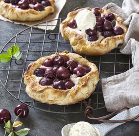 Saftige Kirschgalettes mit Marzipan