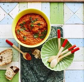 Cremiger Paprika-Dip mit Aubergine und Knoblauch