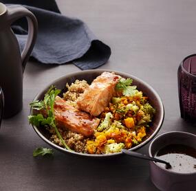 Asiatische Couscous-Lachs-Bowl mit Kürbis
