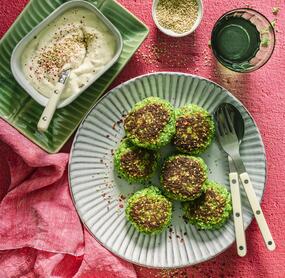 Brokkoli-Bratlinge mit würzigem Dip