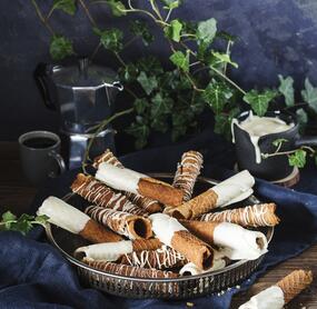 Espressowaffelröllchen mit weißer Schokoglasur