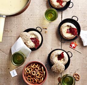 Der Hit für große und kleine Gäste: Party-Fondue im Brötchen