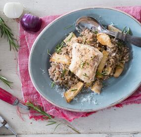 Rotweinrisotto mit Pilzen und Wolfsbarsch