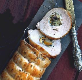 Gefüllter Schweinebraten mit Gorgonzola und Birnen
