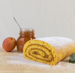 Biskuitroulade mit Marillenmarmelade