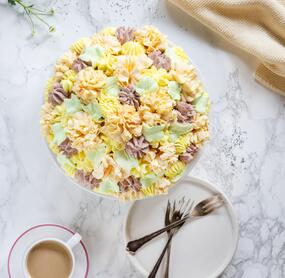Blumen-Kuppeltorte mit Limetten-Mohn-Creme