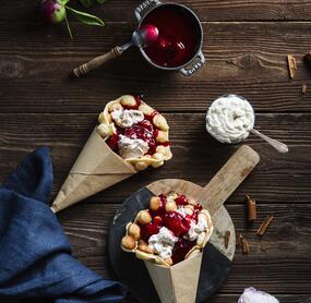 Bubble Waffles mit Zimtsahne und Pflaumenkompott