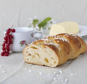 Hefezopf mit Hagelzucker