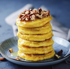 Fluffige Kürbis-Pancakes mit Ahornsirup