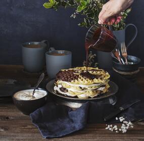 Marmorwaffel-Turm mit Schokosoße