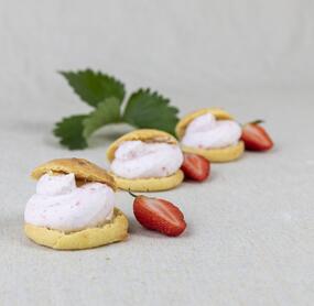 Profiteroles mit Erdbeersahne