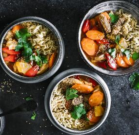 Schweinefleisch süß-sauer mit Nudeln