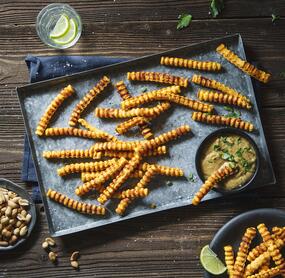 Süßkartoffelsticks mit Kräuter-Erdnusssoße