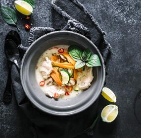 Tom Kha Gai – Kokossuppe mit Hühnchen