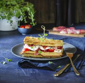 Vollkorn-Kräuter-Waffeln mit Tomate, Mozzarella und Serranoschinken