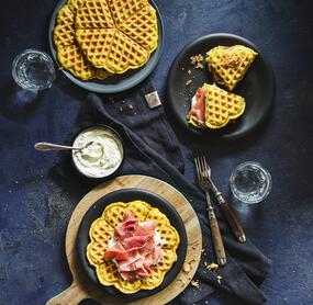 Zucchini-Karotten-Waffeln mit Röstzwiebeln