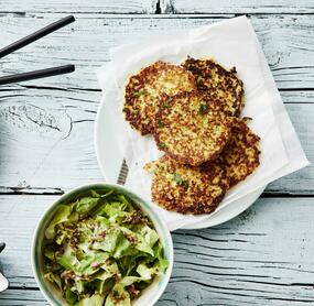 Krosse Kartoffel-Apfel-Puffer mit frischem Beilagensalat