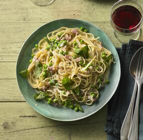 Sahnige Spaghetti Carbonara mit Erbsen