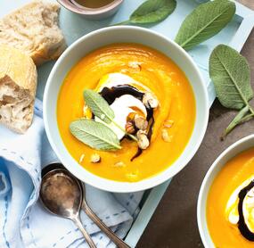 Apfel-Kürbissuppe mit Mascarpone und Kürbiskernöl