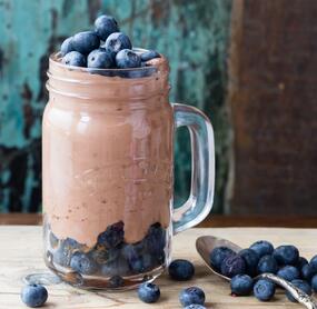 Smoothie-Versuchung ohne Reue: Blaubeer-Schoko-Traum