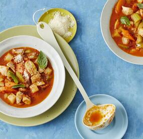 Hähnchen-Minestrone mit buntem Gemüse