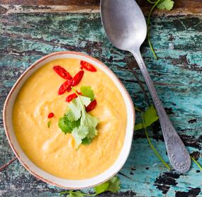 Vegane Butternutkürbissuppe mit Kokosmilch und Ingwer