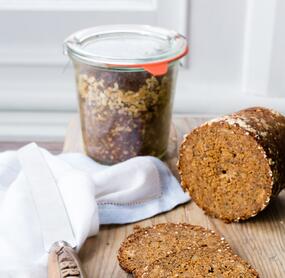 Saftiges Pumpernickel im Glas
