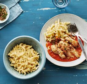 Hähnchen mit Spätzle und Tomaten-Sahne-Soße