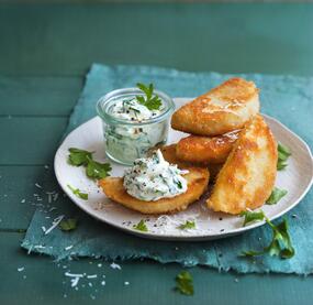 Die knusprigsten Sellerieschnitzel mit Kräuterquark