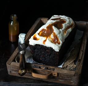Gewürzkuchen mit Mascarpone-Karamell-Frosting